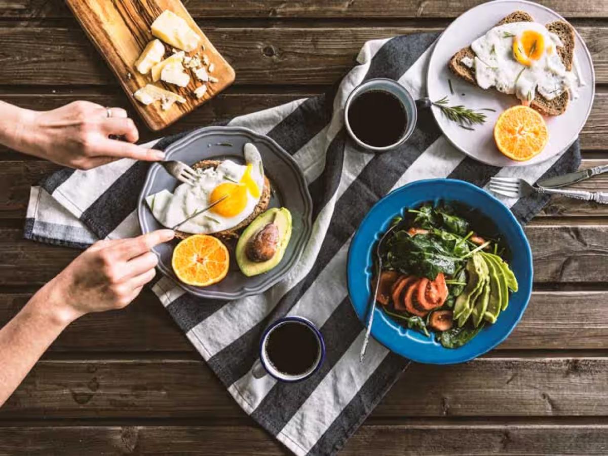 Saltarnos el desayuno puede aumentar los riesgos de padecer obesidad. 