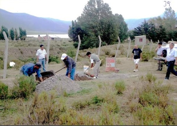 UN RECUERDO. Dirigentes del gremio de los textiles supervisando el trabajo cuando estaban cercando el terreno otorgado por el Gobierno.