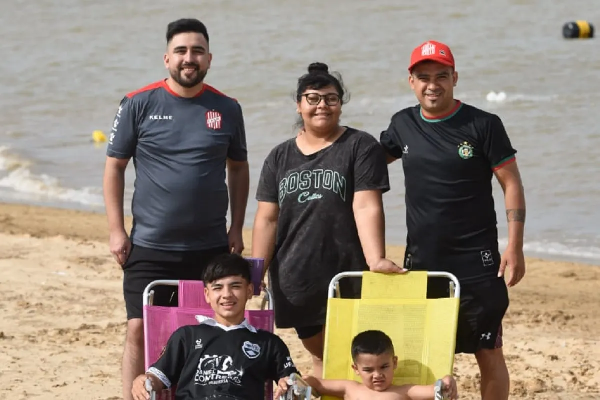 TODO POR EL SANTO. Facundo Acevedo (con camiseta de San Martín) posa junto a Carolina Mamani, su esposo Juan Cazorla, y dos de sus hijos Mateo y Bautista.