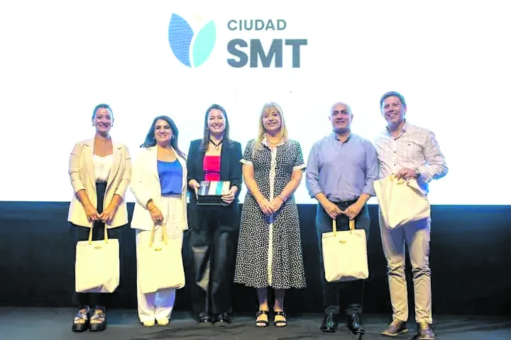 POR LAS CIUDADES INTELIGENTES. Las intendentas Paula Quiles y Alejandra Rodríguez; la influencer Lucía Bellocchio; la intendenta Rossana Chahla y sus pares Alejandro Molinuevo y Pablo Macchiarola.