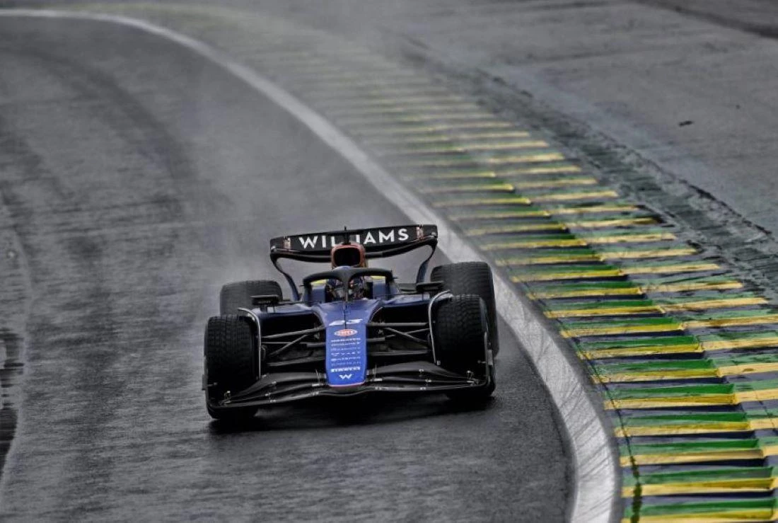 MOJADA. El Williams de Colapinto segundos antes de chocar. La pista estaba notablemente húmeda.