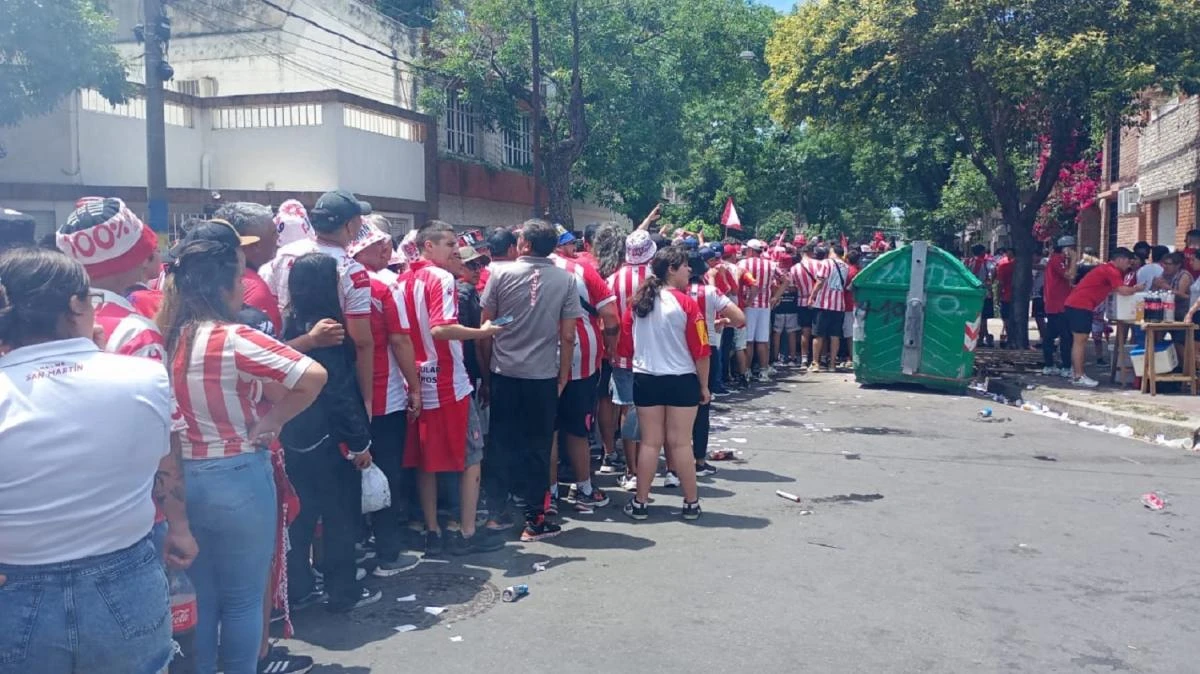 Los hinchas de San Martín esperan por un lugar en la final