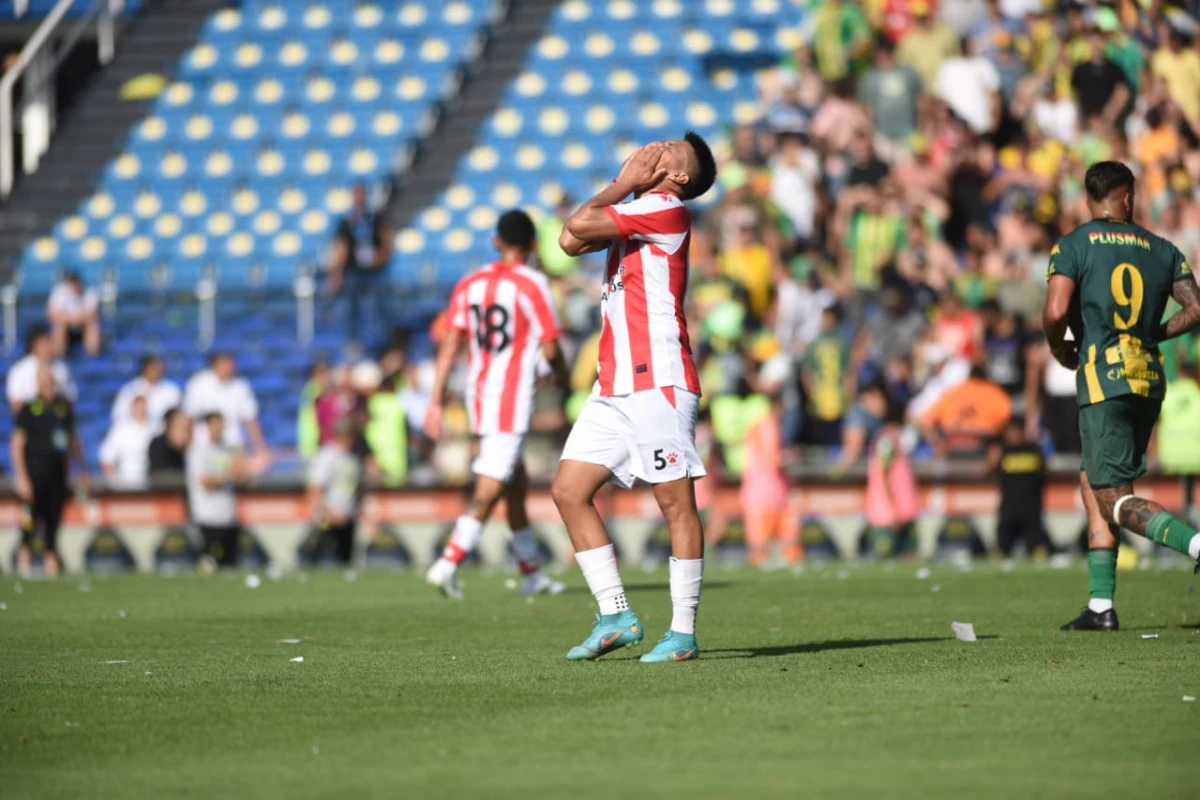 NO LO PUEDE CREER. Abregú se lamenta luego del final del partido. San Martín se quedó en las puertas del ascenso a la Liga Profesional