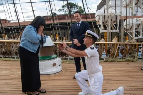 Un tripulante le pidió matrimonio a su novia en la Fragata Libertad