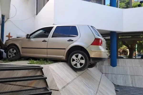 Neuquén: un joven manejaba borracho y chocó contra una comisaría