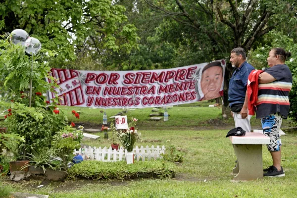 Un matrimonio vivió la final de San Martín de Tucumán en el cementerio, a los pies de la tumba de su hijo