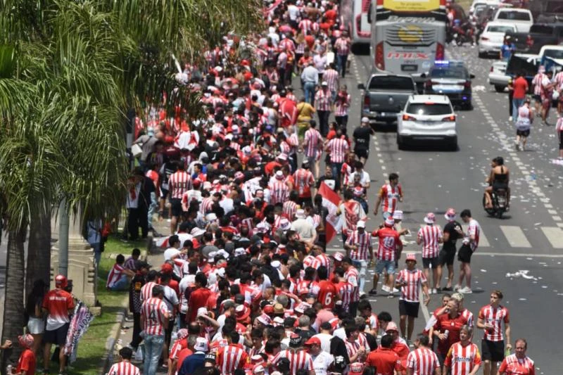 Larga cola para ingresar al Gigante de Arroyito