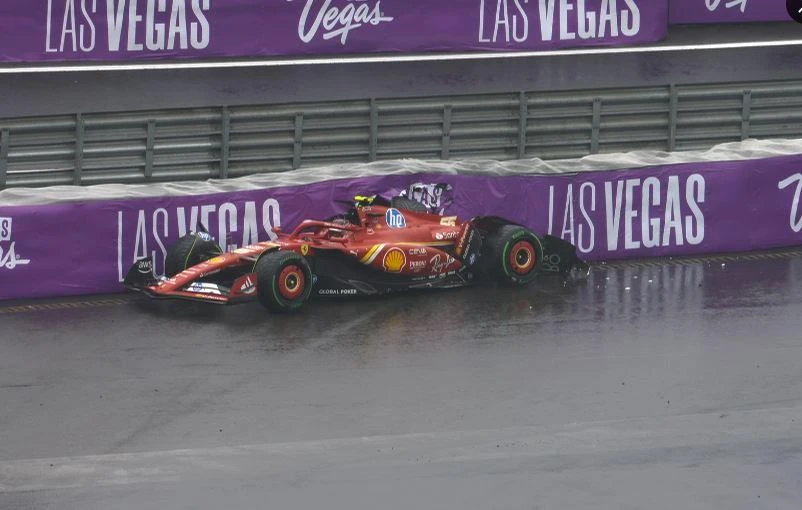 A TRABAJAR. Los mecánicos de Ferrari deberán reparar el auto para la final en pocas horas.