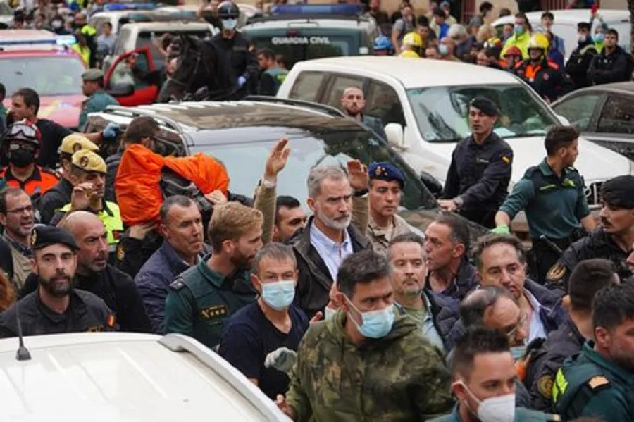 Valencia: insultaron y le arrojaron barro al Rey de España y su comitiva cuando visitaban a los damnificados por las inundaciones