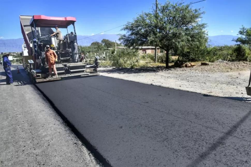 TRABAJOS. Sobre la ruta provincial 325, entre Monteros y la ruta 324, se están repavimentando siete kilómetros.