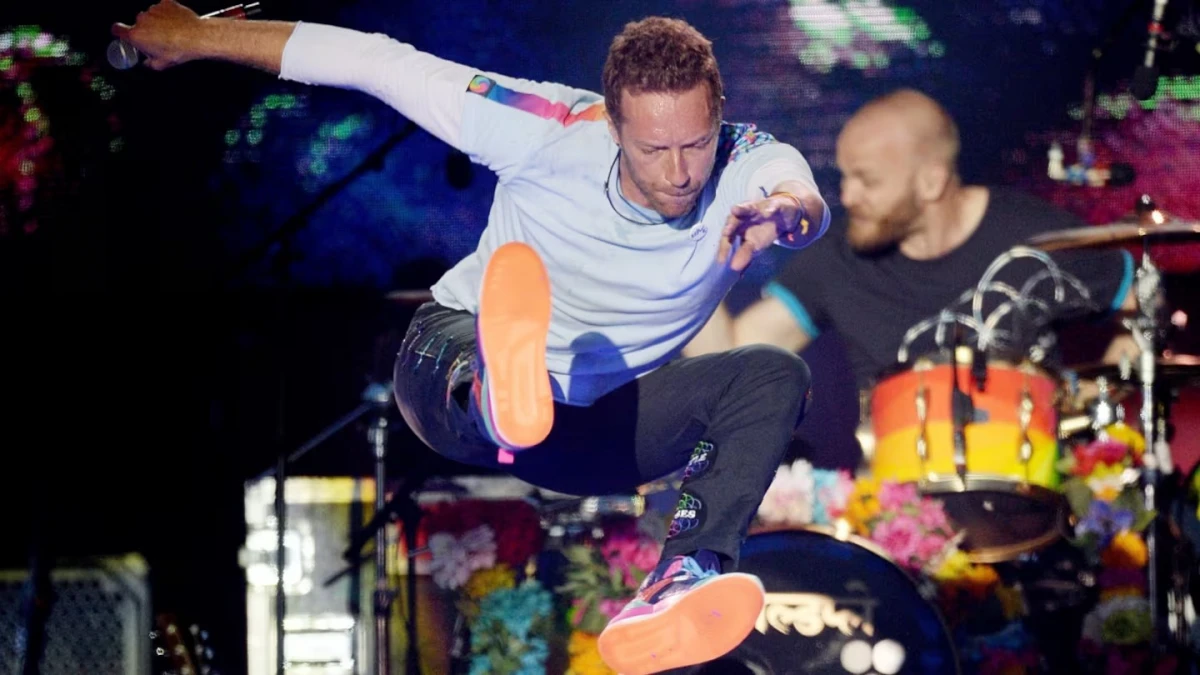 COLDPLAY. Chris Martin se cayó del escenario en pleno recital.