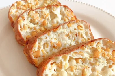 Budín saludable y delicioso de choclo, cebolla y queso