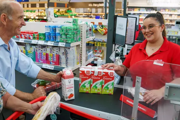 Tres cadenas de supermercados buscan empleados con sueldos básicos de $800.000: cómo postularse