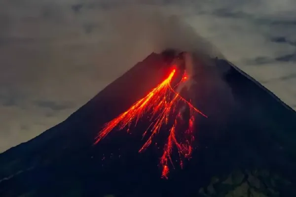 Indonesia: la erupción de volcán Lewotobi deja al menos nueve muertos