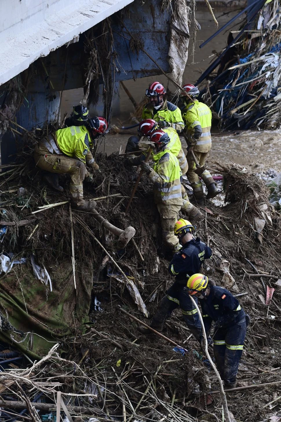 BARRO. Los bomberos trabajan entre las ruinas.