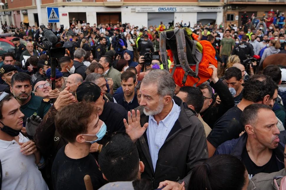 DESBORDE DE IRA. El rey intenta calmar a residentes de Paiporta, que lo increpan por las falla de las autoridades. 