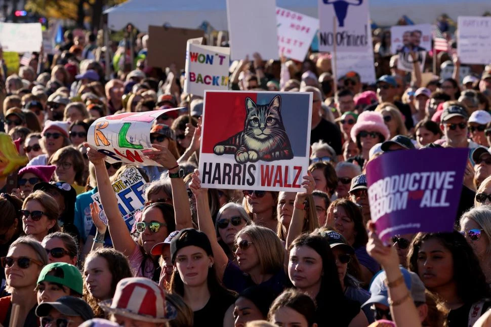 Una marcha de miles de mujeres apoyó a kamala Harris