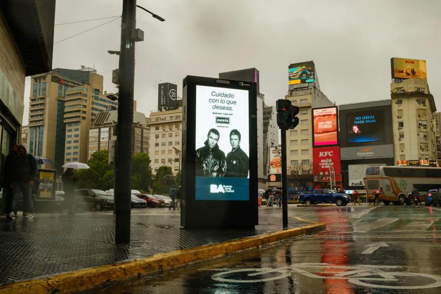 Los afiches de Oasis en las calles de Buenos Aires