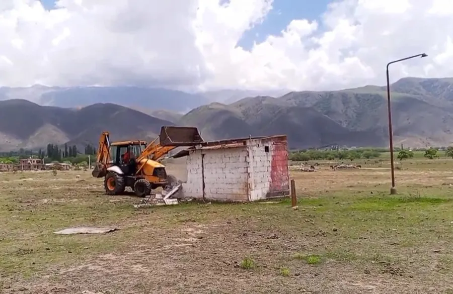 OPERATIVO. Con una topadora se destruyo el baño construido en el lugar conocido como Costa de Piedra.