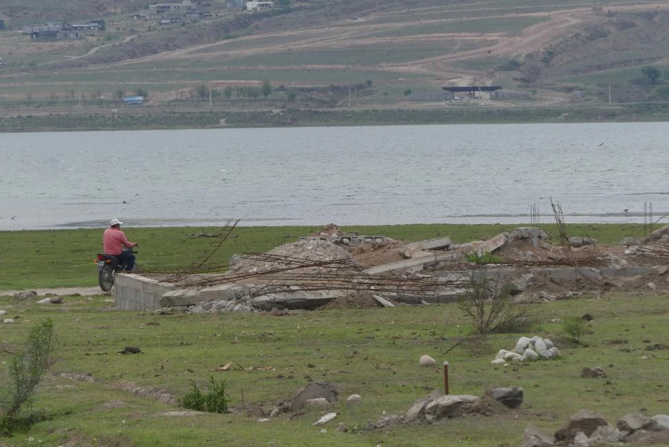 OTRO PAISAJE. En el perilago de La Angostura quedaron las secuelas de la intervención policial de las las últimas dos semanas. la gaceta / foto de osvaldo ripoll