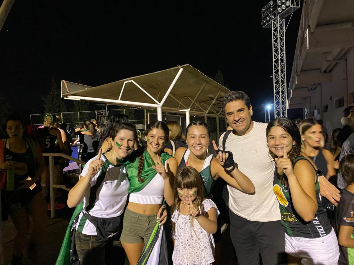 RECUERDO. Vicky junto a toda su familia luego de ganar la Súper Final en 2021. Las verdinegras vencieron a Los Tarcos en el estadio de Natación y Gimnasia