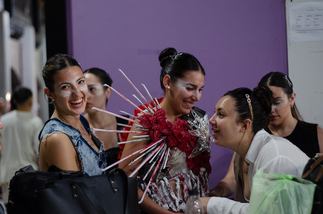 Una pasarela, un viejo ingenio y toda la creatividad: así fue el desfile de moda de la USP-T