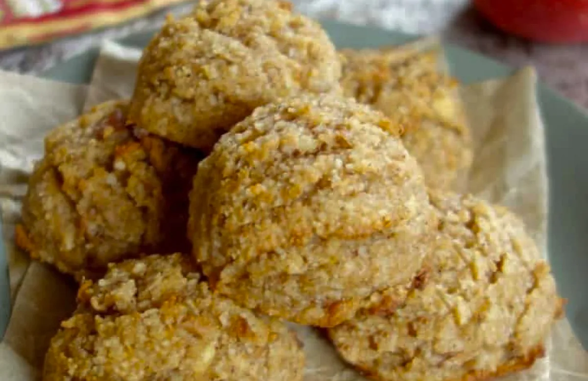 Galletas de almendras y manzana con tan solo tres ingredientes. 