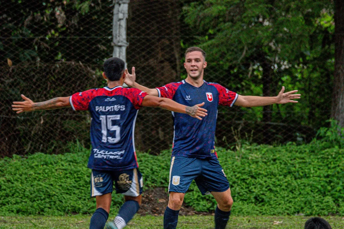 GOLEADOR. Felipe Estrada celebra la victoria de Tucumán Central, equipo que se mantiene líder e invicto de su grupo.