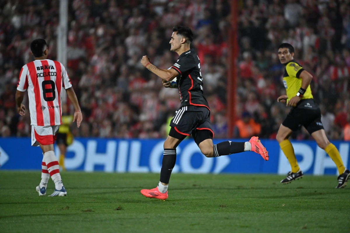 EMPATE. Pablo Solari aprovechó un rebote en el área y marcó la igualdad para River Plate.