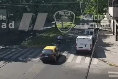 Impactante video: un taxista atropelló a dos motochorros que asaltaron a una mujer