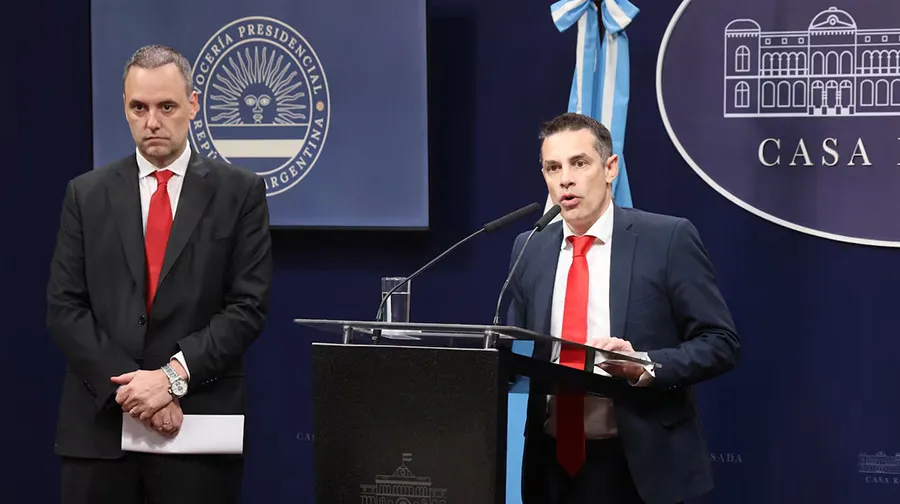 CONFERENCIA DE PRENSA. Sebastián Amerio, al micrófono, junto al vocero presidencial, Manuel Adorni.