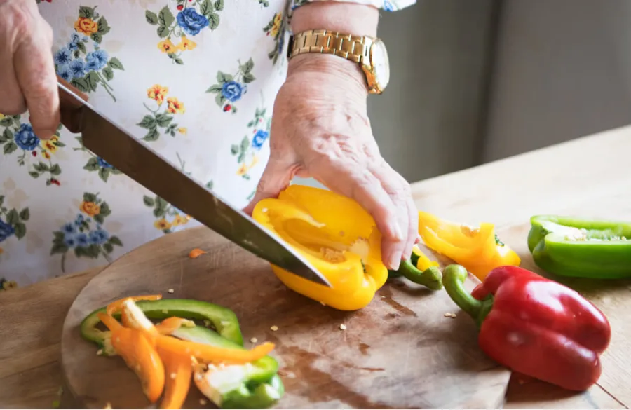 El síntoma temprano del Alzhéimer que aparece en tareas diarias como cocinar o ducharse