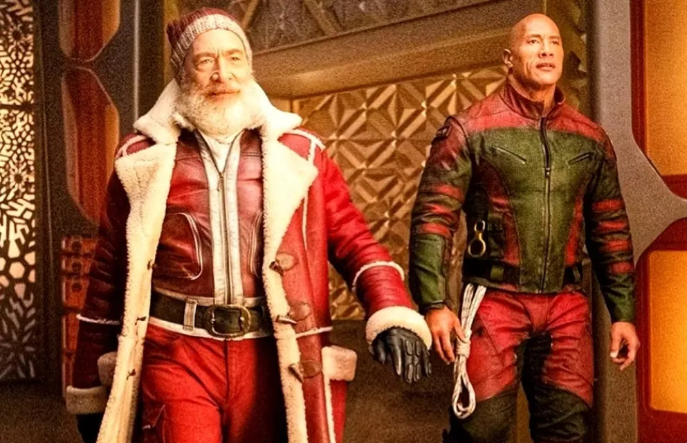 CÓDIGO TRAJE ROJO. J.K. Simmons y Dwayne Johnson, protagonistas de la primera película navideña.