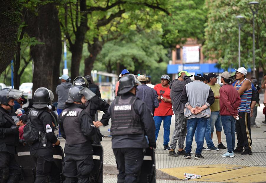 TENSIÓN. La Policía evitó el corte del tránsito sobre avenida Sarmiento.