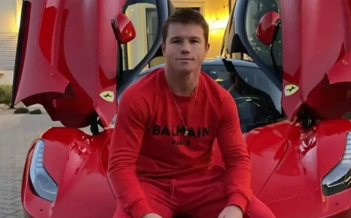 Canelo Álvarez presumió su colección de autos de lujo en las redes sociales