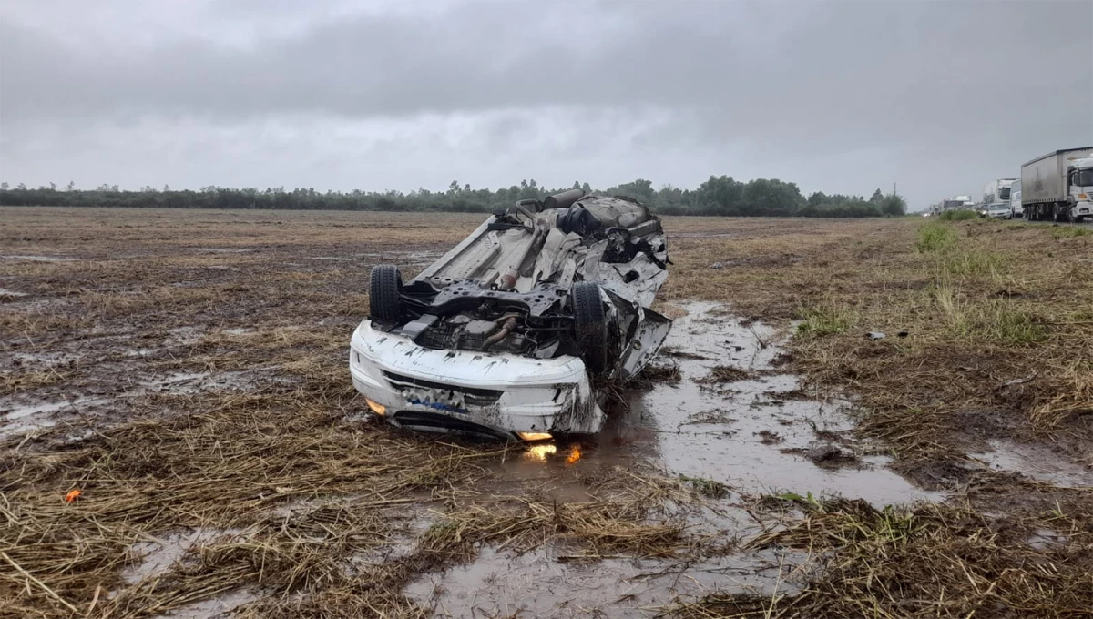 CHOQUE Y VUELCO. El Chevrolet Prisma quedó con las ruedas para arriba y al costado de la ruta.