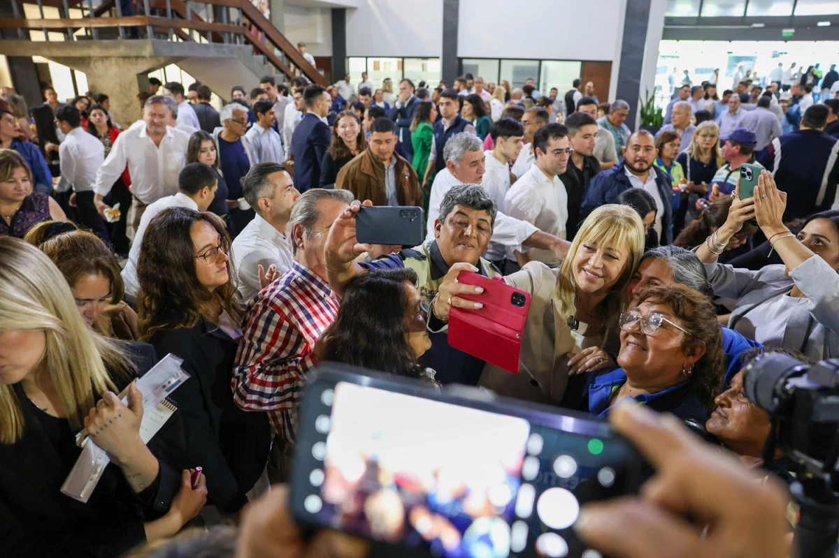 EN LA INTENDENCIA. Chahla hizo el anuncio a empleados de diferentes reparticiones.