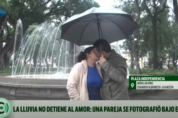 La lluvia no detuvo al amor: la historia de una pareja tucumana que se retrató bajo el agua en la plaza Independencia