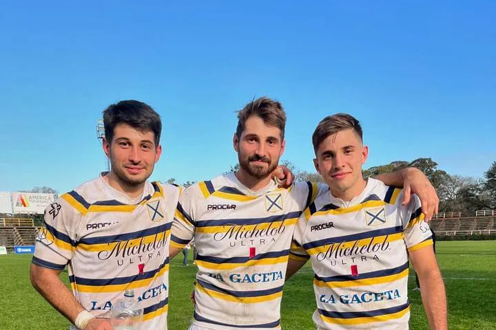 FAMILIA CASI COMPLETA. Stefano, Matías y Sebastián Ferro, tras el primer partido que jugaron juntos en Lawn Tennis.