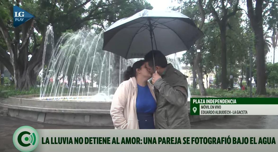 La lluvia no detuvo al amor: la historia de una pareja tucumana que se retrató bajo el agua en la plaza Independencia