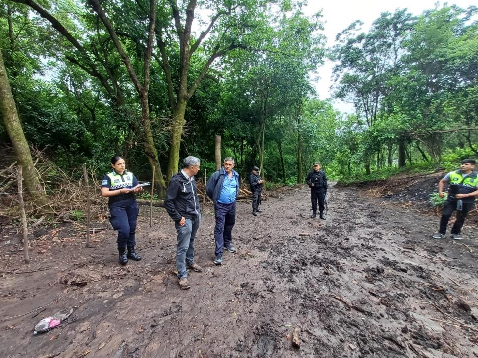 INSPECCIÓN. Los fiscales Schedan y Saltor recorrieron ayer la zona.