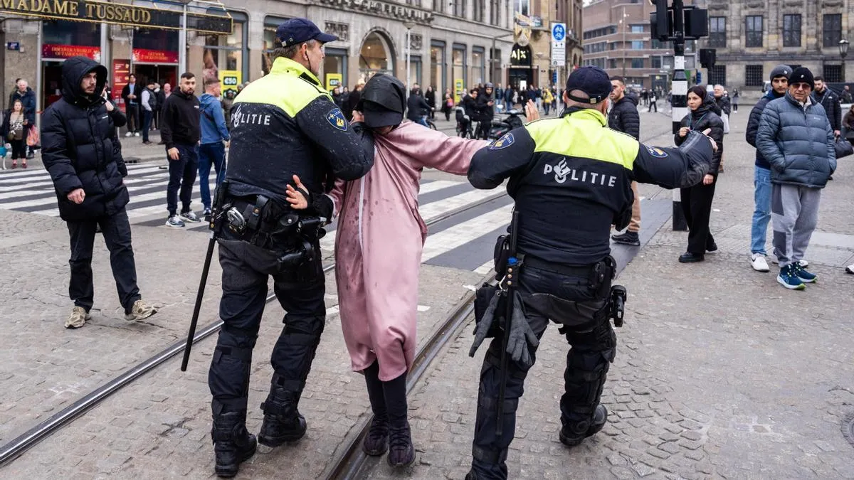 BAJO ARRESTO. La Policía se lleva detenido a uno de los agresores.