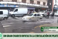 Video: por la lluvia, el agua se acumuló en las calles del microcentro y dificultó la circulación