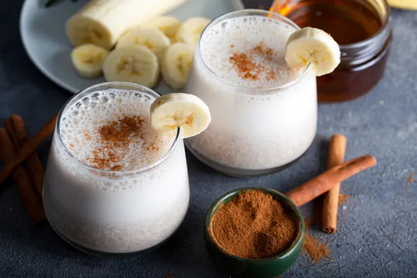 Licuado tibio de banana y canela: estos son los beneficios de tomarlo todas las mañanas