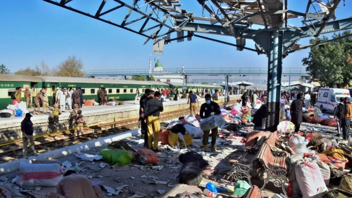 Una bomba en una estación de tren deja al menos 26 muertos y 62 heridos en Pakistán. Foto  CNN