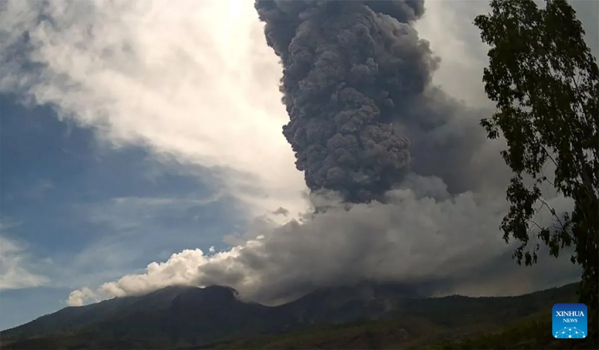 El estallido del volcán Lewotobi Laki-Laki incendió aldeas en Indonesia. 