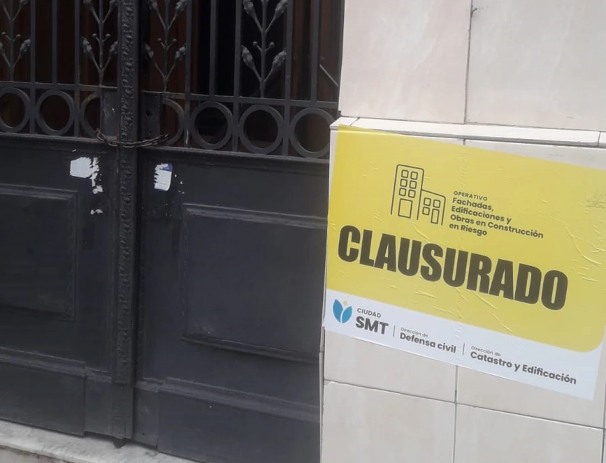 FACHADA. El cartel de la Municipalidad lo dice todo. A la sede de 9 de Julio al 100 el público no puede acceder. 