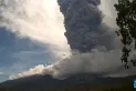 La erupción de un volcán en Indonesia provocó una columna de nubes ardientes y dejó un saldo de 10 muertos