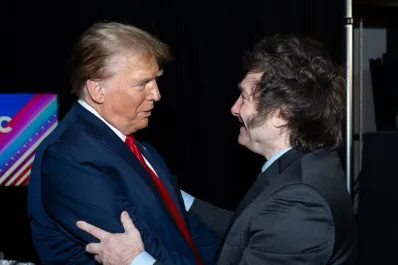 Autoritarios, disruptivos y ahora, también humildes: las mil caras de Milei y Trump