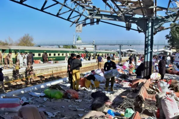 Una bomba en una estación de tren deja al menos 26 muertos y 62 heridos en Pakistán